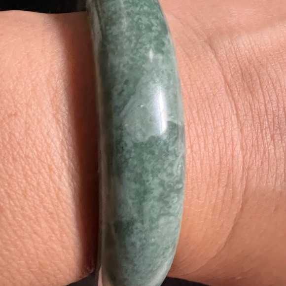 Genuine 60-61mm jade bangle and silver plated earrings set - Picture 3 of 3